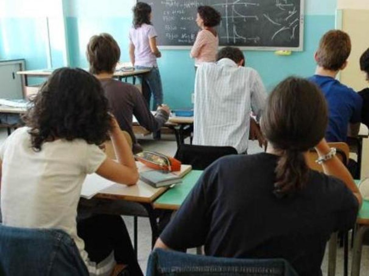 Taranto, una 14enne racconta di essere stata violentata dal compagno della madre e riesce a farlo arrestare