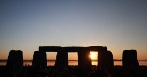 Tra le pietre di Stonehenge, immersi in uno dei più grandi misteri del mondo.