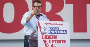 Vannacci è "lo straniero" di Pontida mentre la Lega fa muro. Salvini: "Mai soldati in Ucraina"