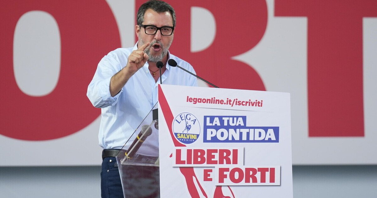 Vannacci è "lo straniero" di Pontida mentre la Lega fa muro. Salvini: "Mai soldati in Ucraina"