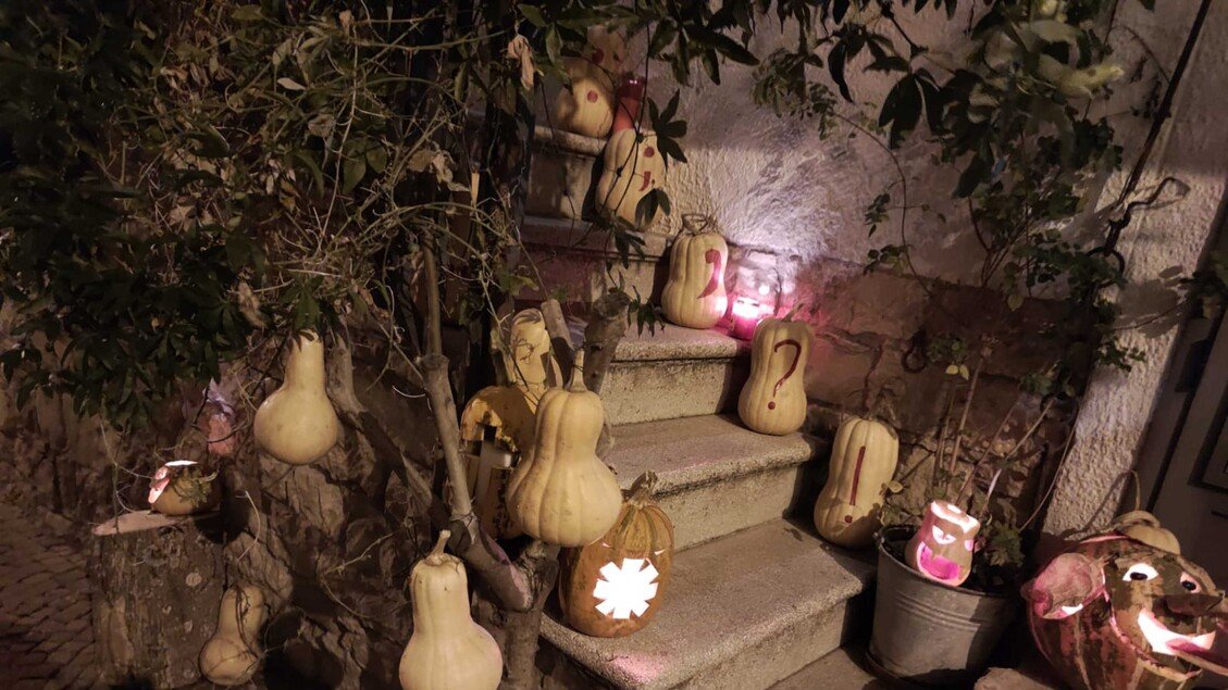 A Orsara la Signora delle zucche ricorda i defunti: "troppi bimbi"