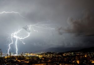 Allerta meteo: massima attenzione nelle prossime ore in Calabria e Puglia, forte maltempo atteso anche al Nord da domenica.
