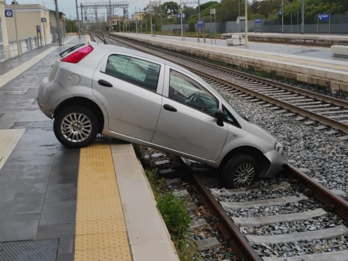 Anziano perde il controllo dell'auto e finisce sui binari: circolazione dei treni bloccata tra Foggia e Bari, con ritardi e gravi disagi.