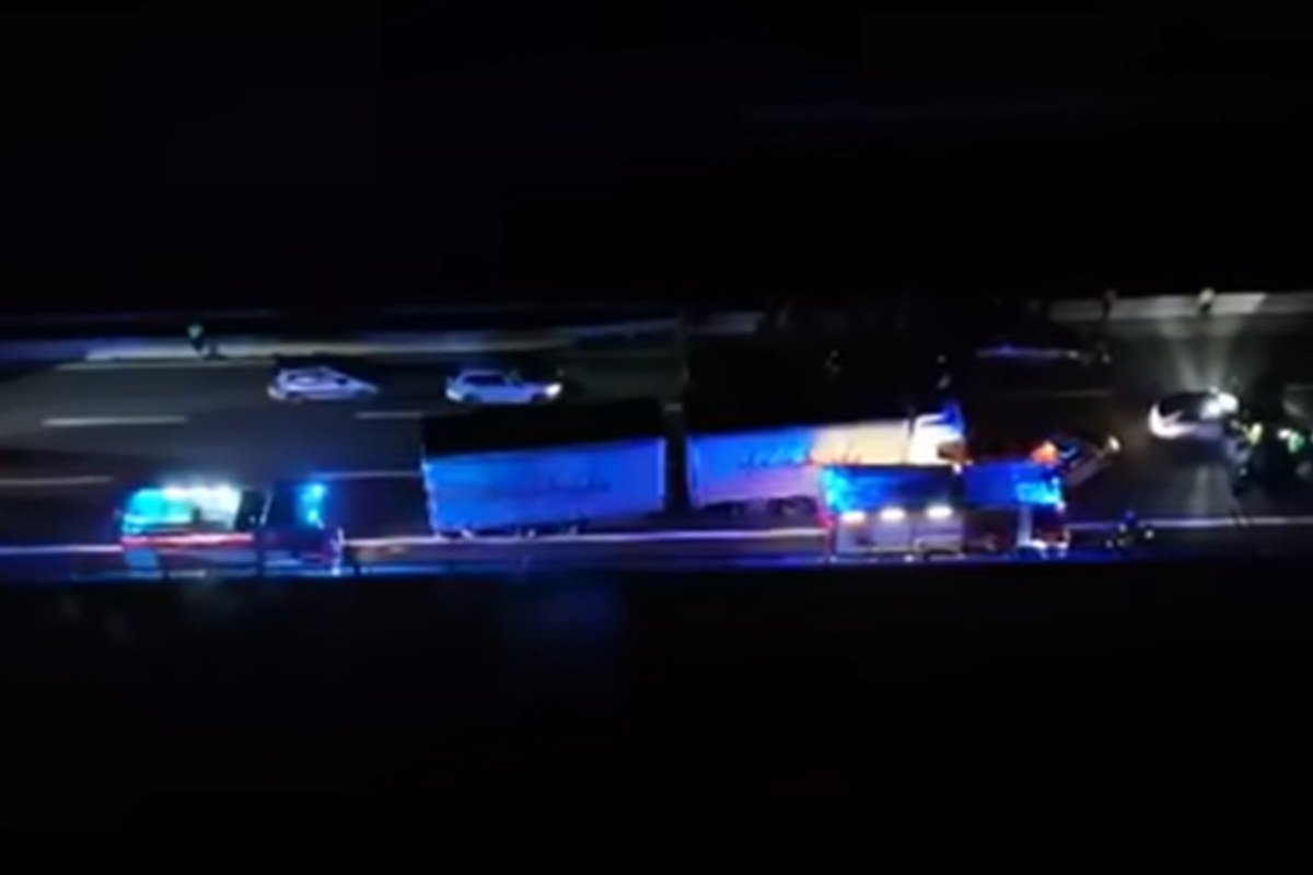 Assalto a due furgoni portavalori sulla A14: utilizzati esplosivi, armi semiautomatiche e chiodi.