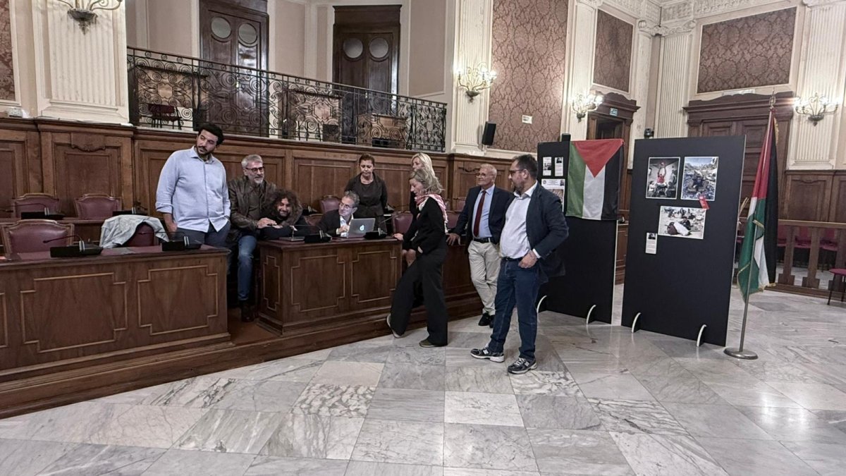 Bari, presidio permanente al Comune per la Global Sumud Flotilla: «Luci accese in tutte le città»