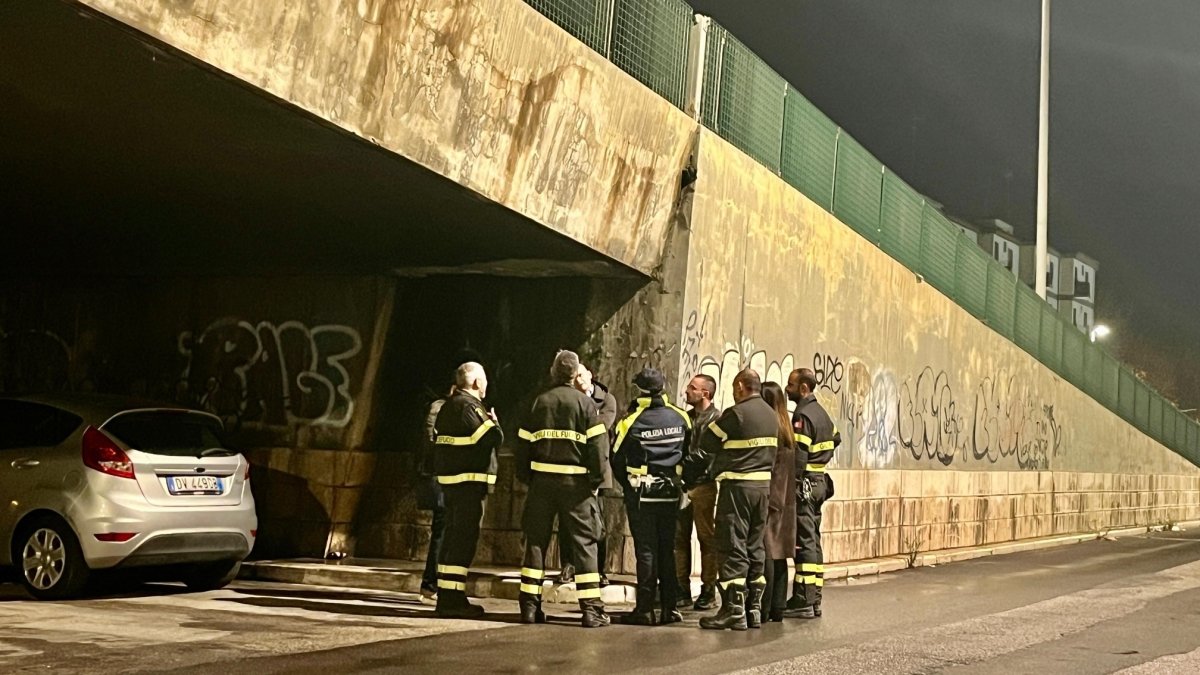 Calcinacci dal ponte di Japigia a Bari: segnalate crepe. Iniziano i controlli di vigili del fuoco e polizia municipale.