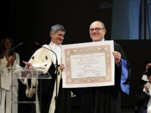 Carlo Verdone riceve la laurea honoris causa dall'università di Bari: «A Roma in tanti da me per un consulto»