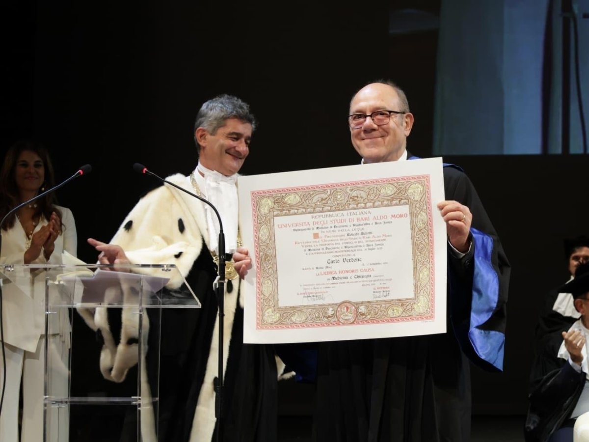 Carlo Verdone riceve la laurea honoris causa dall'università di Bari: «A Roma in tanti da me per un consulto»