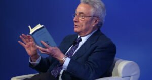 Cartoline, salotti e onori per Alberto Arbasino