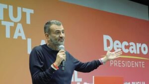 Elezioni regionali in Puglia: coda di funzionari e dirigenti al forum di Decaro, le opposizioni denunciano una scelta vergognosa.