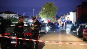 Esplosione durante lo sgombero di un casolare: tre carabinieri morti e quindici feriti. Arrestato anche il terzo fratello in fuga.