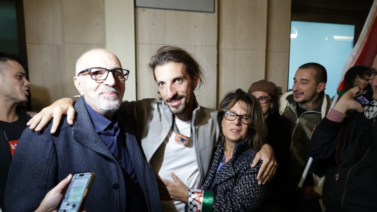 Flotilla, cori e applausi per il ritorno a Bari dell'attivista Toni La Piccirella: «Ci sono ancora persone da rilasciare»