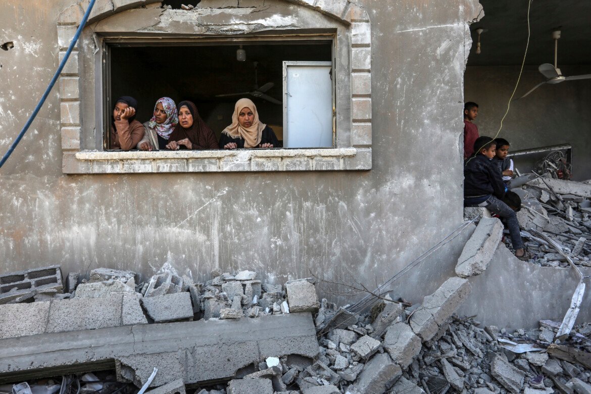 Gaza: macerie in vendita. Si cerca un tetto prima del freddo.