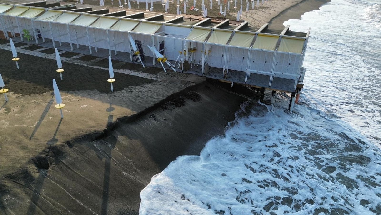 L'allerta: nel 2050 una spiaggia italiana su cinque potrebbe scomparire