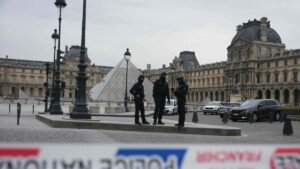 Louvre, chi potrebbe esserci dietro al colpo del secolo? Tutte le piste aperte, l'ipotesi dei Pink Panthers, banditi venuti dall'Est.