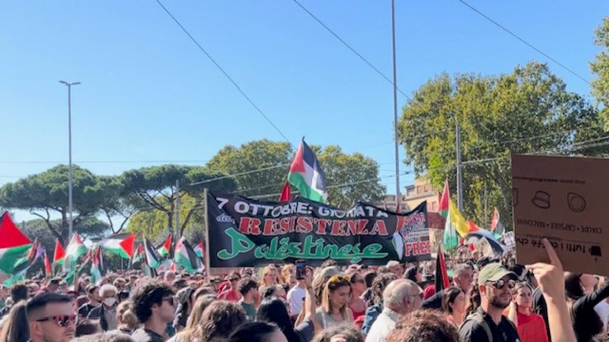 Manifestazione ProPal a Roma: slogan per Hamas e contro Israele, tra cui «7 ottobre giornata della resistenza», «Assassini» e «Stato terrorista»