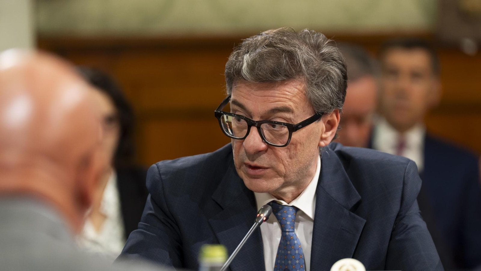 Manovra: 2 miliardi per i salari e 4 per le imprese. Sì al taglio dell’Irpef e alla rottamazione.