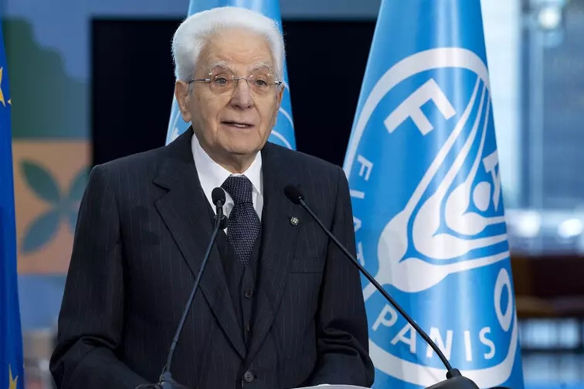 Mattarella: "Troppi squilibri nelle retribuzioni. Salari reali bassi e premi elevati per i dirigenti"