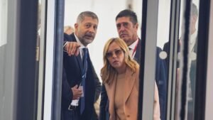 Meloni attacca: weekend lungo per tutti. Ira di Schlein: ha usato la clava.