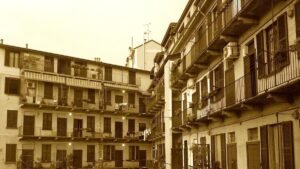 Milano, il grande buio di una metropoli che allontana i suoi abitanti dal centro e intreccia le loro storie