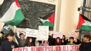 Protesta degli studenti universitari a Bari contro il sovraffollamento: «Il rettore ci ha chiuso le porte del Senato»
