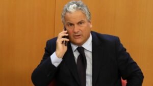 Regione Puglia, la mail dell'assessore Stea ai dipendenti in pensione: «Vi mandiamo un attestato, datemi l'indirizzo». È bufera per presunta schedatura elettorale.