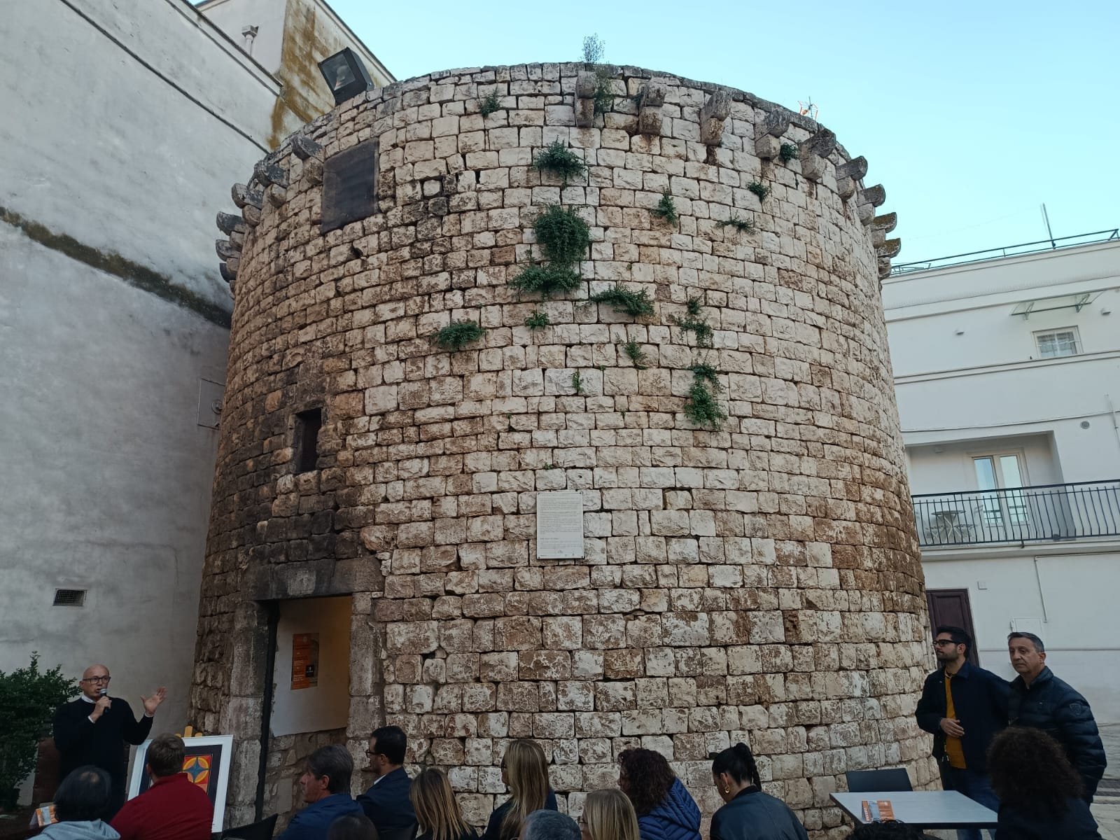 Riapre la storica Torre cilindrica di Corso Dante Alighieri a Conversano