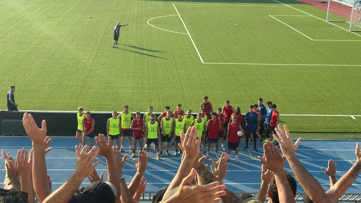 Rimini, la nuova proprietà resta ancora sconosciuta e i tifosi protestano, anche con ironia.