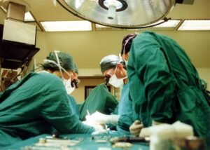 Ritocchi low cost all'estero: rischi e complicanze più frequenti