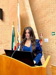 Roberta, maestra a 24 anni, si trasferisce dalla Puglia a Monterenzio in 48 ore: “Ma con i miei bambini mi sento Peter Pan”