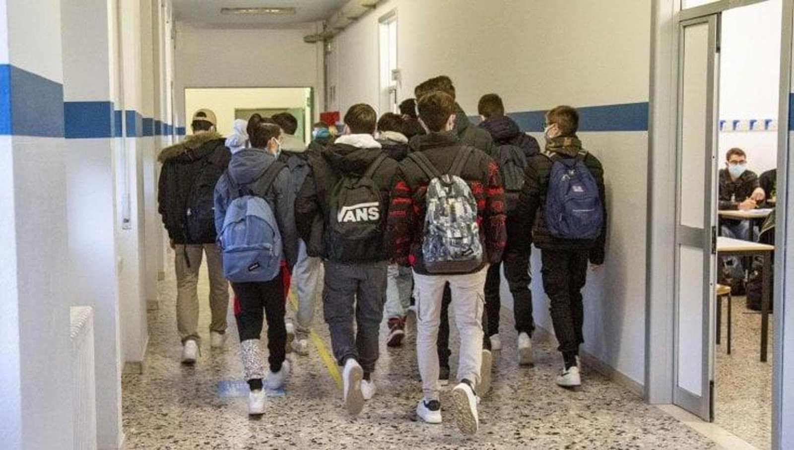 Studente vittima di minacce e insulti razzisti al liceo: indagati quattro compagni