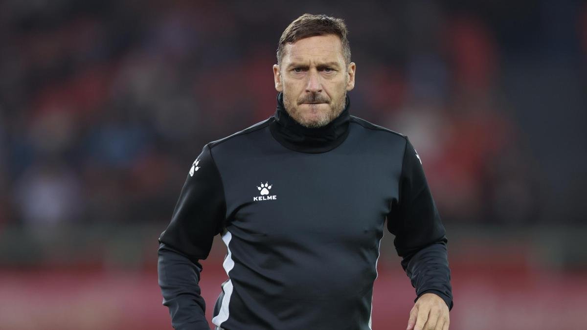 Totti gioca Roma-Inter: "Ci vorrà l'elmetto! Lautaro e Dybala sono top, ma io punto su Cristante..."