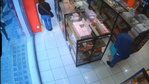 «Venga a pagare o la denunciamo», il ladro torna nel negozio di Bari e ruba di nuovo: fermato dai titolari.