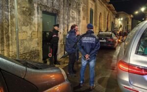 Bimbo di 8 anni trovato morto in casa, corpo della madre in mare: cosa sappiamo