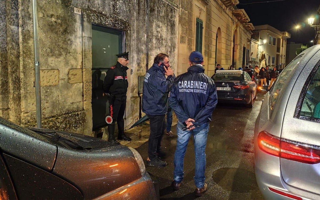 Bimbo di 8 anni trovato morto in casa, corpo della madre in mare: cosa sappiamo