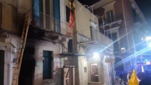 Corato, incendio in un locale notturno: il fumo preoccupa i residenti. Danni ingenti.