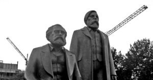 Engels nella ZTL e l'isolamento dei proletari inglesi