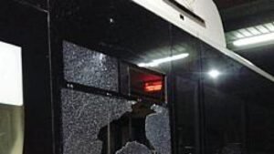 Halloween a Bari: dieci bus dell'Amtab danneggiati da lanci di sassi e uova