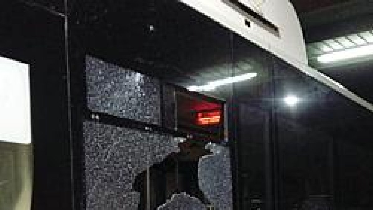 Halloween a Bari: dieci bus dell'Amtab danneggiati da lanci di sassi e uova