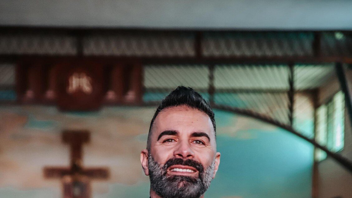 Il prete influencer Cosimo Schena: "Do voce a chi vive nel buio"
