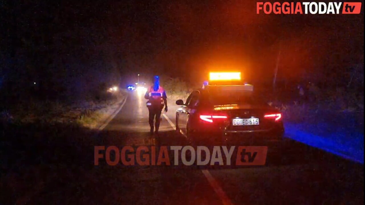 Inseguiti dai carabinieri, si schiantano contro un muretto a secco mentre fuggono a folle velocità su un'auto rubata.