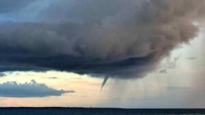 Maltempo in Puglia: forti temporali al Sud con intense grandinate e tromba marina a Gallipoli