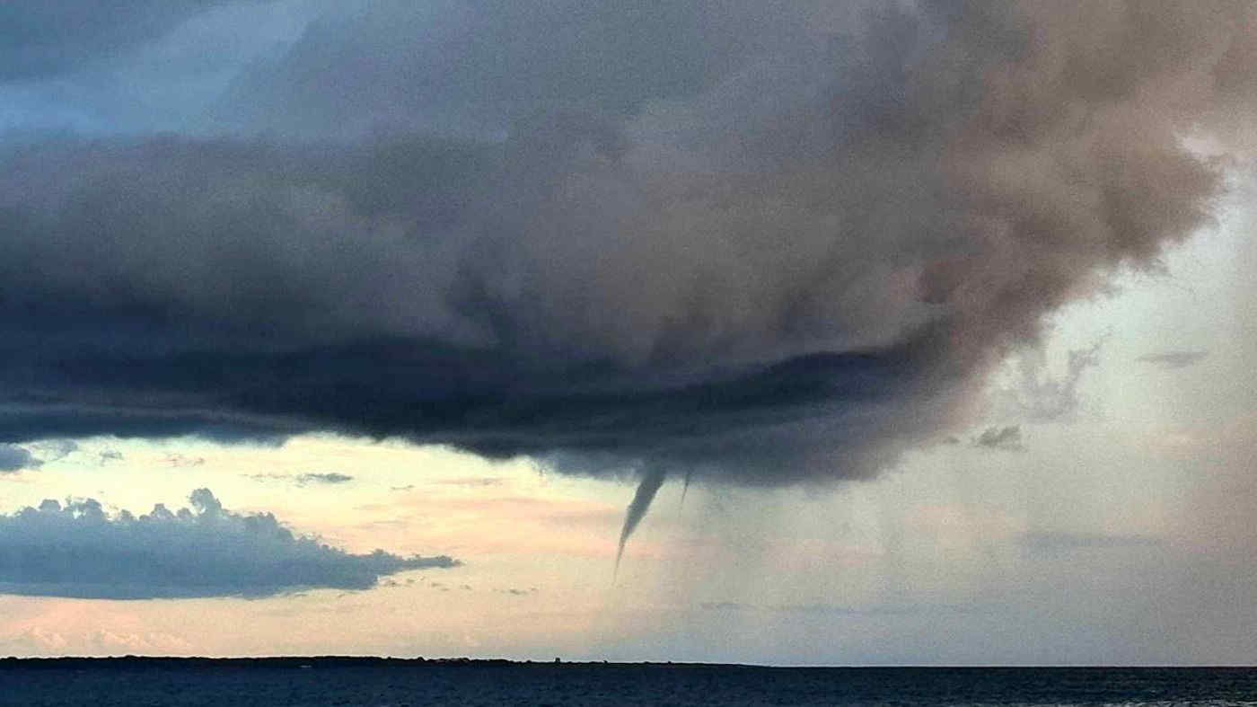 Maltempo in Puglia: forti temporali al Sud con intense grandinate e tromba marina a Gallipoli