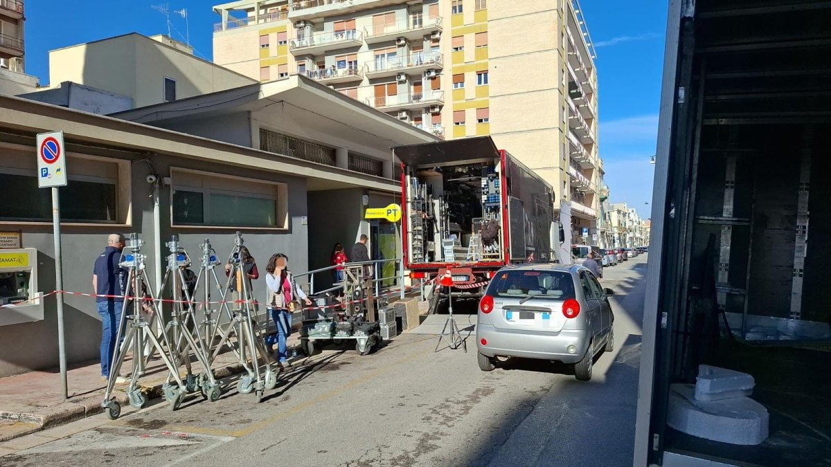 Monopoli, iniziano le riprese dello spot di Poste Italiane che sarà trasmesso a livello nazionale. Primi ciak nell'arco del Castello.