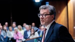 Mps-Mediobanca: dall'sms di Giorgetti all'intervento di Bagnai, tutte le ombre sul Tesoro