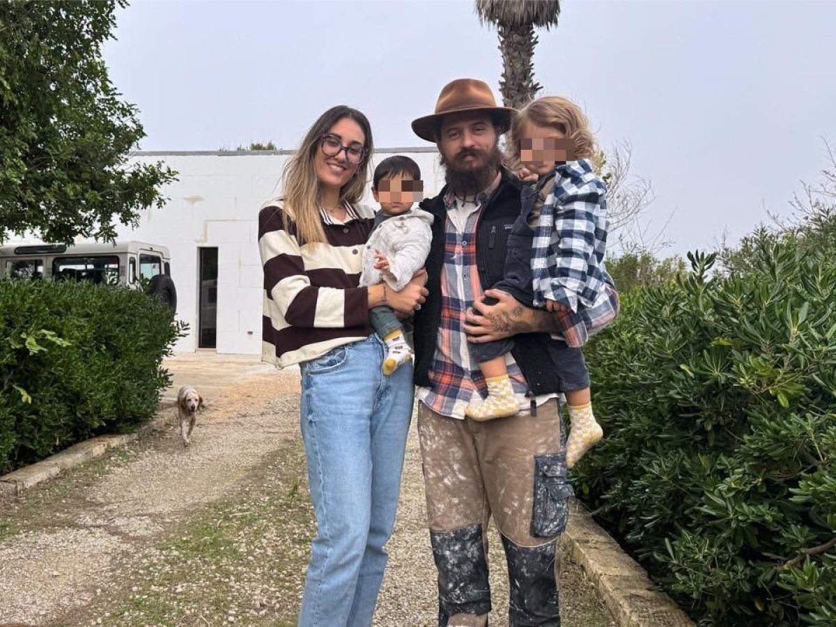 Nicholas e Francesca, neorurali di Manduria: «Addio alle comodità per vivere nella natura con i nostri figli. L'orto e il pollaio: non ci manca nulla»