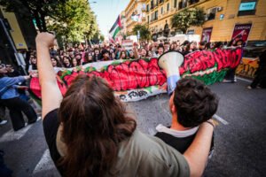 No Meloni Day: studenti in piazza contro il riarmo