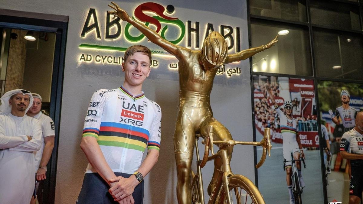 Pogacar festeggiato ad Abu Dhabi: ora ha anche una statua d'oro