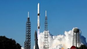 Satelliti e nuovi razzi: nella corsa allo spazio Bezos cerca di raggiungere Musk