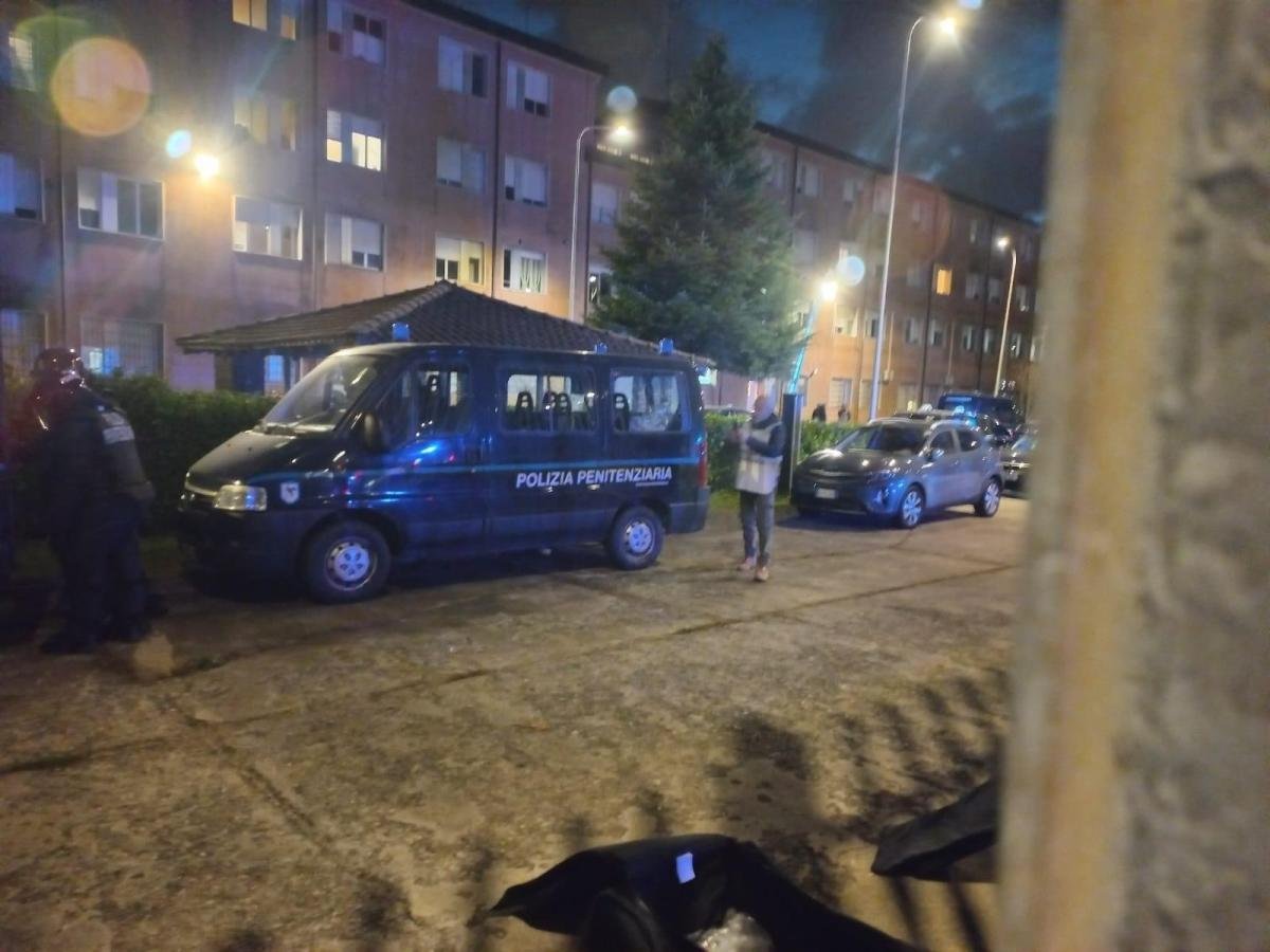 Scontri in carcere a Como dopo un'evasione sventata: due agenti feriti e un detenuto in ospedale in codice rosso.